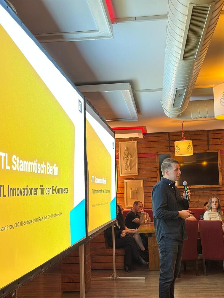 Begrüßung des Abends von Sebastian Evers beim JTL-Stammtisch Berlin 2025 in Berlin