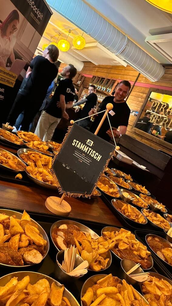 Snacks und Networking beim JTL-Stammtisch Berlin 2025 im Pirates Berlin