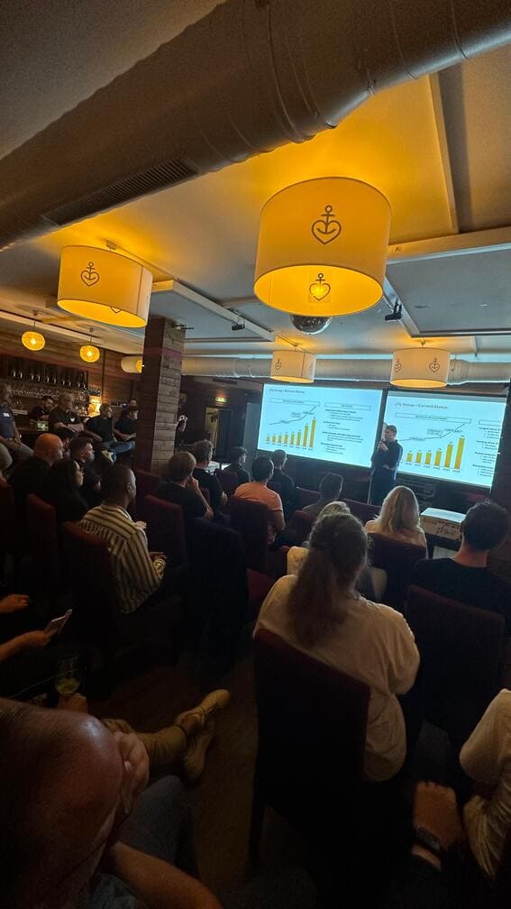 Publikum beim Vortrag im Pirates Berlin während des JTL-Stammtischs 2025