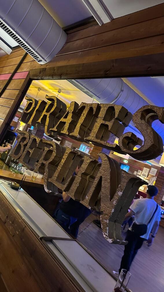Spiegelung mit Schriftzug „Pirates Berlin“ – Location des JTL-Stammtischs 2025