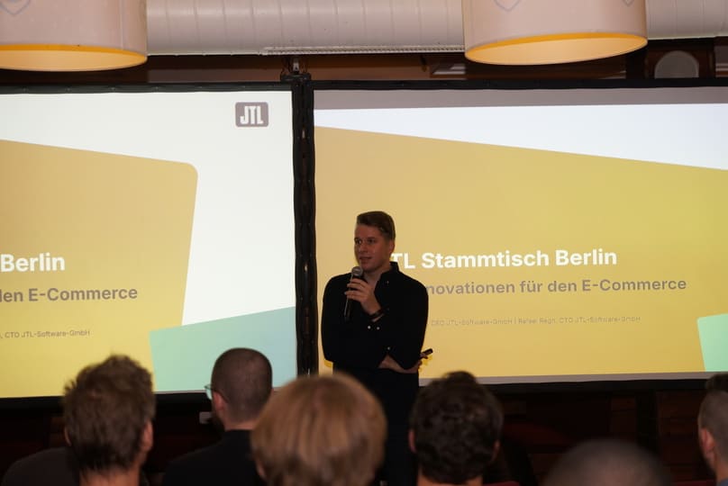 Sebastian Evers spricht auf der Bühne beim JTL-Stammtisch Berlin 2025